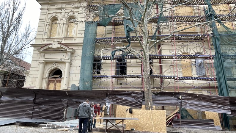 Понівечений фасад Херсонського художнього музею